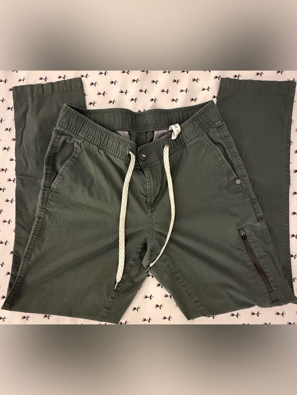 Vuori Women’s Ripstop Pants – Size S – Army Green – 28” Inseam – GUC